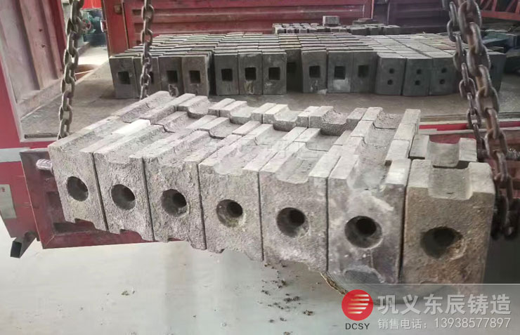 東辰鑄造廠細(xì)碎機高鉻合金錘頭發(fā)貨